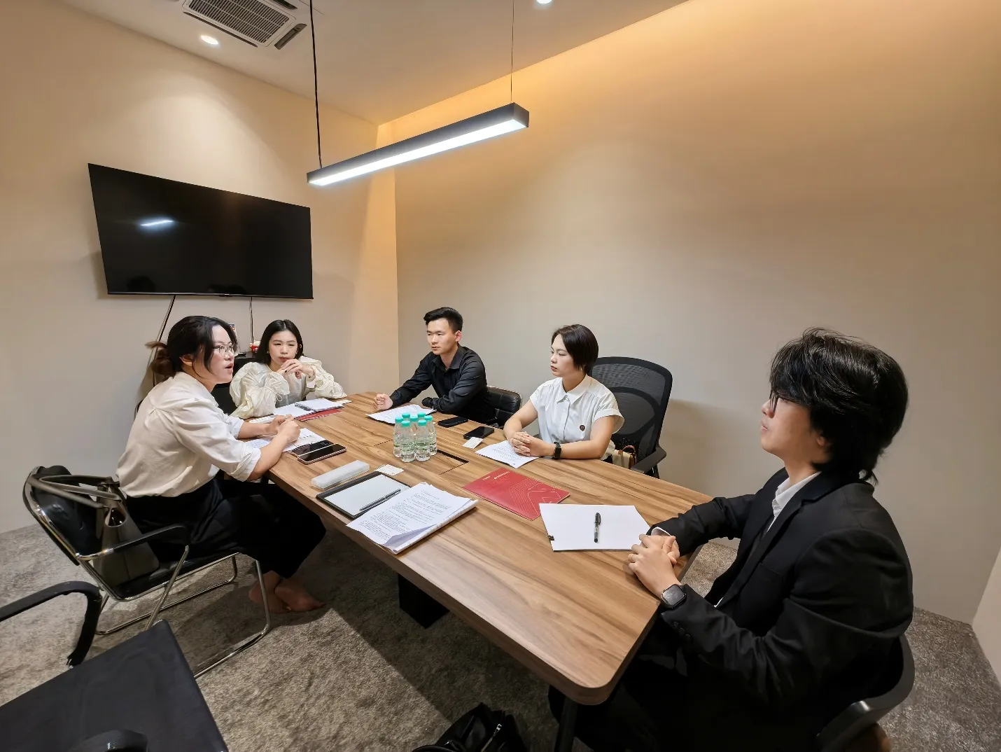 Lawyers from L.X. Chiah & Associates and Sichuan MingJu (Kunming) Law Firm in discussion around a conference table